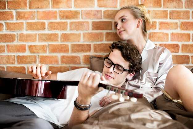 Как визуальные элементы подчеркивают основные темы?